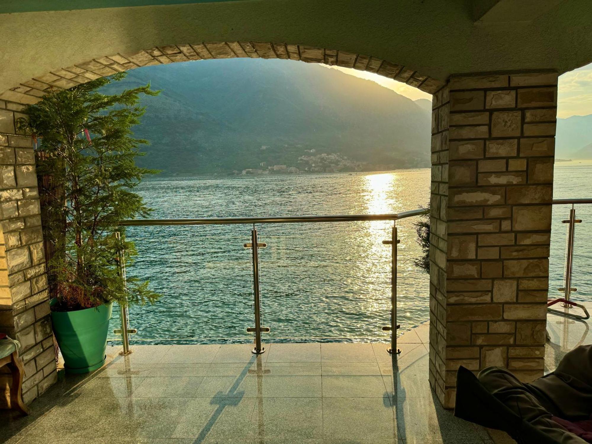 Aparthotel Maxim Kotor Bagian luar foto